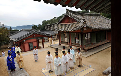 도산서원 추계향사. 퇴계는 도산서당에서 기거하며 몸소 제자들을 가르쳤고, 고봉과 편지를 주고받으며 사단칠정논변을 벌였다.