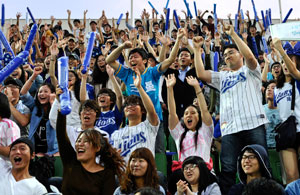 25일 대구시민야구장에서 삼성 라이온즈 팬들이 열띤 응원을 펼치고 있다. 이날 넥센을 상대로 승리를 거둔 삼성은 앞으로 남은 9경기에서 1승만 추가하면 다른 팀의 경기 결과와 상관없이 페넌트레이스 우승을 확정 지으며 한국시리즈에 직행한다. 우태욱기자 woo@msnet.co.kr