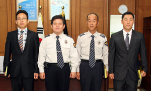 칠곡경찰서의 김성수 경사, 김정석 경북경찰청장, 경무과 남신 경사, 경비교통과 이대봉 경사(왼쪽부터)