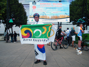 프랑스 랜도 링 대회서 1,230km 완주한 박인수씨가 기념촬영을 하고 있다.