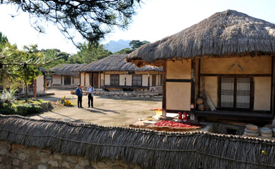 경북 상주 은척면 우기1리에는 동학에 뿌리를 둔 동학교(東學敎)의 동학교당(창건 김주희)이 있고 기념관에는 당시 유물과 기록들이 보존돼 당시를 되새기게 해주고 있다. 현재 교당에는 후손(김정선)이 살고 있다. 사진