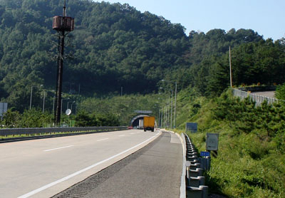 중부내륙고속도로의 별티고개 아래를 지나가는 터널. 오른쪽으로 성주 옛길의 별티고개가 보인다.