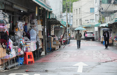 섬유도시 대구의 명성을 지켜가는 골목상권 중 하나인 중구 남산동·대신동 양말골목. 성일권기자 sungig@msnet.co.kr