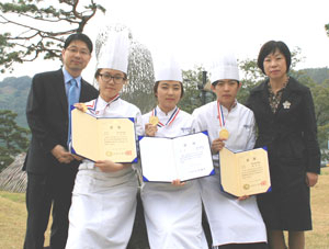 ▲대구음식관광박람회 요리경연에서 수상한 대구보건대학 호텔외식조리학부 학생들이 상패를 들어보이고 있다.