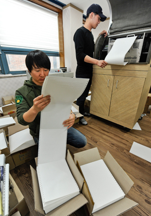 2일 대구 달서구 송현동 대구점자도서관에서 직원들이 점자프린터를 이용해 점자책을 제작하고 있다. 우태욱기자 woo@msnet.co.kr