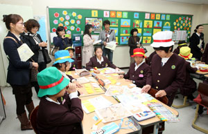 포항제철지곡초교 학생들이 창의 교과서를 활용한 공개수업을 하고 있다.(포스코교육재단 제공)