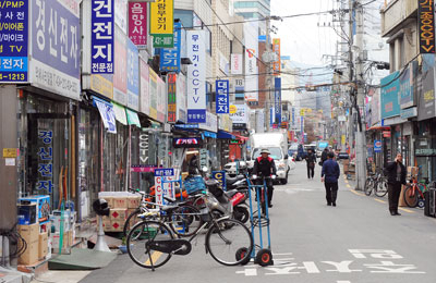 교동 전자골목에서는 전자, 전기, 컴퓨터, 가전 등 전자와 관련된 거의 모든 제품을 만나볼 수 있다. 