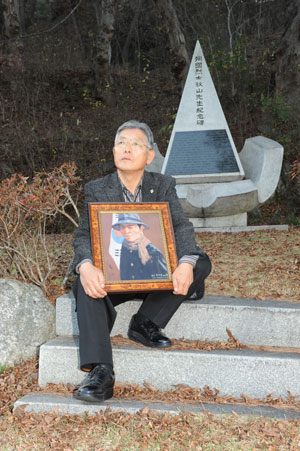 100년 전 추산 권기일 선생의 만주 항일투쟁과 나라를 사랑하는 숭고한 애국정신을 기리기 위해 세운 추산선생 기념비(안동 남후면 검암리 대애실 마을 입구) 앞에서 추산의 손자 권대용 씨가 할아버지의 높은 뜻을 기리며 독립운동으로 쓰러진 안동권씨 대애실 가문 재건을 위한 생각에 잠겨 있다. 이 기념비는 이동석 전 도청유치주민연합 수석간사가 시민들의 뜻을 모아 지난 2001년 세웠다. 권동순기자 pinoky@msnet.co.kr