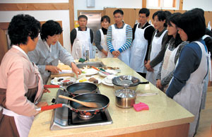 16일 영양군 공무원들이 음식디미방 체험을 하며 지역문화에 대한 이해와 자긍심을 높였다. 영양군청제공