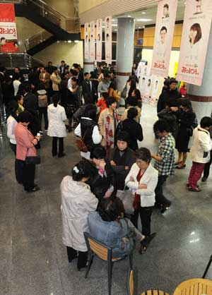 연극 공연을 기다리고 있는 관객들. 과거에 비해 공연, 전시 등이 다양하지만 고물가에 시달리는 서민들에게는 오히려 문화적인 소외감을 주고 있다는 지적이다. 우태욱기자 woo@msnet.co.kr