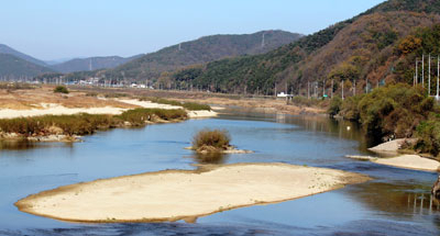 고령지역 젖줄인 회천능 가야산에서 발원한 대가천과 소가천을 거쳐 합천지역에서 내려오는 안림천과 합류한 후 낙동강으로 유입된다.