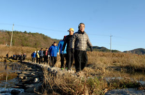 장욱 군수를 비롯한 군청 간부들과 조승제 군의회 의장, 군의원들이 21일 위천테마탐방로를 걸으면서 테마탐방로의 활성화 방안과 문제점 등을 점검했다. 이희대기자