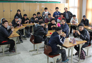 문창고등학교 3학년 학생들이 23일 아프리카 신생아들에게 보내기 위해 뜨개질로 털모자를 만들고 있다. 고도현기자