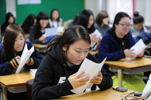 2012학년도 수능시험 성적 발표일인 30일 오전 대구 정화여고 3학년 교실에서 수험생들이 긴장된 표정으로 자신의 성적표를 보며 점수를 확인하고 있다. 정운철기자 woon@msnet.co.kr