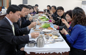 성주군 대가면사무소 직원들이 도시락 싸오는 날에 도시락을 함께 먹고 있다. 정창구 기자