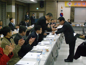 배선기 칠곡군수가 군민 대통합 추진위원들에게 위촉장을 전달하고 있다.