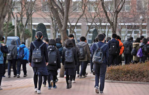 학우들의 집단 괴롭힘을 못이겨 한 학생이 스스로 목숨을 끊은 사건이 발생한 대구시 수성구의 A중학교의 학생들이 23일 등교를 하고 있다. 정운철기자 woon@msnet.co.kr