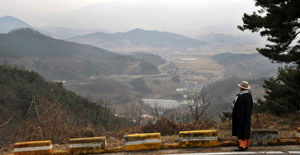 팔조령 구길에서 지난날을 회상한다. 20세 만학도로 대구에 있는 고등학교까지 걸어서 다니던 100리 길. 새벽 3시에 집을 나서야 했고, 집에 오면 밤 10시가 훌쩍 넘었다. 눈비를 맞으며 홀로 팔조령을 넘어다니던 그때의 담력과 끈기가 돌이켜보니 내 삶에 큰 자양분이 됐다. 김태형기자 thkim21@msnet.co.kr