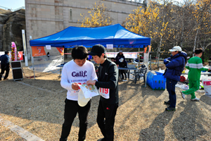 한국오리엔티어링 선수권대회 참가자들이 출발에 앞서 지도를 보며 작전을 짜고 있다. 대구오리엔티어링연맹 제공