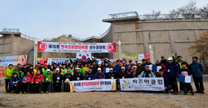 이달 4일 두류공원에서 열린 한국오리엔티어링 선수권대회에서 참가자들이 기념사진을 찍고 있다. 대구오리엔티어링연맹 제공