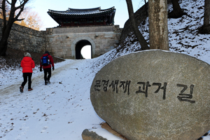 과거시험을 보기 위해 서울로 올라가는 영남 유생들의 한결같은 희망을 좇듯 오늘날 사람들은 문경새재를 걷는다.