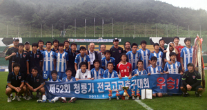 청룡기 전국 고교축구대회에서 우승한 U-18팀과 지난달 창단한 U-15팀, 그리고 히로시마 유소년 축구대회에서 우승을 차지한 U-12팀. 대구FC 제공