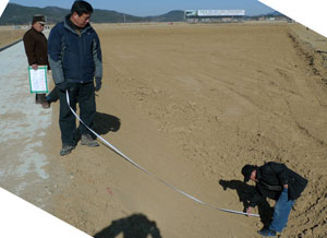 의성 단밀면 낙정2리 농민들이 한국농어촌공사 의성군위지사가 발주한 농지리모델링사업이 농지와 농로 간 표고차가 크게 나 농기계 진입이 불가능하다며 대책 마련을 요구하고 있다.