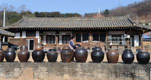 매원마을 중방댁. 앞마당에 늘어선 항아리와 고택이 어울려 전통의 멋을 느끼게 한다.