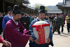 태를 담은 항아리를 들고 안태사가 태를 봉안하기 위해 궁궐을 나서고 있다. 박용우기자