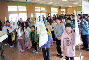 경산 대동초등학교가 2일 대동 삼사모 발대식을 열고 학생, 교사, 학부모가 힘을 합쳐 학교폭력 예방에 앞장서기로 다짐했다. 대동초교 제공