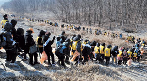 2일 세계습지의 날을 맞아 대구 달성습지에서 시민, 대구경북늘푸른자원봉사단 및 공무원 등 350여 명이 야생동물 먹이주기 행사와 환경정화 활동을 펼치기 위해 습지로 들어가고 있다. 성일권기자