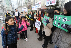 겨울방학을 끝내고 대구경북지역 대부분의 학교가 6일 개학했다. 등교 첫날 대구 장기초등학교 선생님과 학부모들이 