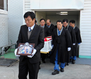 포항제철소 제강부 직원들이 평소 멘토링 활동으로 부모처럼 돌봐 오던 자매마을 홀몸어르신의 장례식을 치르고 있다. 포스코 제공