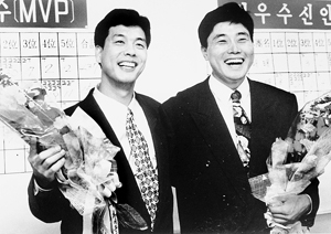 삼성의 김성래(왼쪽)와 양준혁이 1993년 프로야구 MVP, 신인왕 투표서 나란히 1위를 확정 지은 뒤 함박웃음을 터뜨리고 있다. KBO제공