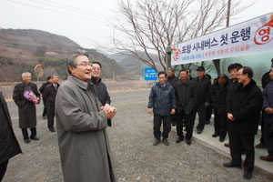 박승호 포항시장(오른쪽)은 15일 시내버스 개통을 축하하기위해 죽장면 지동리 주민들과 함께 시내버스를 타고 마을로 향하고 있다.