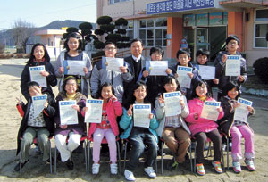 사교육 기관 한 곳 없는 농촌 오지의 백산초등학교 전교생이 각종 자격증을 취득해 작지만 강한 학교의 면모를 과시하고 있다.