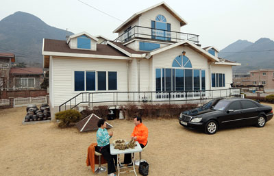 금성산과 비봉산이 둘러쳐진 고향마을. 홀로 고향을 지키는 어머니를 위해 몇 해 전 산자락을 닮은 새집을 지었다. 유년시절, 집안의 반대를 무릅쓰고 화장품 외판원으로 갖은 고생을 마다 않고 4남매를 키우신 어머니. 그 헌신적인 내리 사랑 덕에 지금은 4남매 모두 화장품업계에서 열심히 살고 있다. 매 주 1시간을 달려 어머니를 뵙지만 지병을 갖고 계셔 마음이 아프다. 김태형기자 thkim21@msnet.co.kr