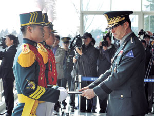 23일 육군3사관학교 47기 졸업식에서 김상기 육군참모총장이 나용현 생도에게 국무총리상을 수여하고 있다. 민병곤기자