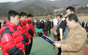 춘계 한국중등축구연맹전 왕중왕전에서 우승한 포철중 선수들이 상을 받고 있다. 포철중 제공