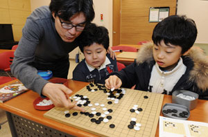 다음 달부터 주5일 수업제가 전면 시행됨에 따라 학교와 공공도서관, 지방자치단체뿐 아니라 유통, 레저업계에서도 토요일 활용 프로그램을 준비하고 있다. 대구백화점 문화센터에서 마련한 