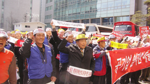 문경 시민주 회사인 ㈜문경관광개발 주주 등 시민 240여 명이 29일 청와대 앞 청운효자동주민센터에서 집회를 열고 황동현 문경골프장 사장의 퇴출을 강력히 촉구하고 있다