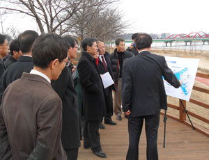 곽영진 문화체육관광부 제1차관은 지난달 28일 안동 낙동강 신나루 조성사업 현장과 하회마을 고택, 강정고령보 등을 둘러봤다. 경상북도 제공