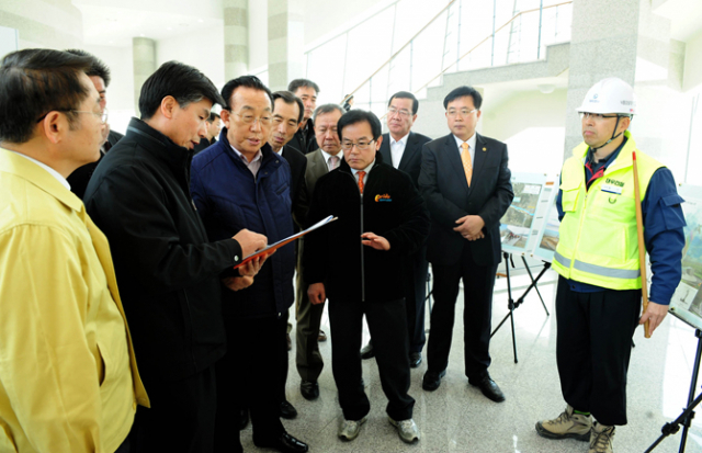 김관용 경상북도지사는 1일(목) 칠곡교육문화회관에서 개최한 제93주년 3.1절 기념행사를 마치고, 낙동강 칠곡보 공사현장을 찾았다. 김 지사는 칠곡보 공사현장소장으로부터 공사추진현황에 관해 브리핑을 받고 완벽한 마무리로 불편이 없도록 강조하고, 아울러 