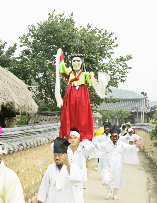 2012년도 하회별신굿탈놀이 상설공연은 3월3일부터 매주 수요일, 토요일, 일요일 오후 2시부터 3시까지 주 3회 운영된다. 공연 장소는 올해부터 전수관 재건축공사로 인해 3월은 예년처럼 전수관에서 진행되며, 공사가 시작되는 4월경부터 하회마을관리사무소 뒤편 임시공연장에서 진행된다. 무료공연이다.