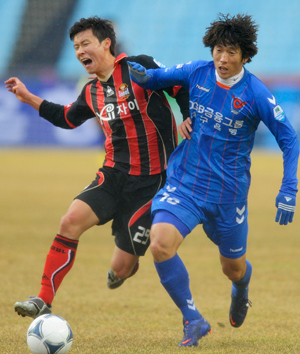 4일 대구스타디움에서 열린 프로축구 대구FC 대 FC서울 경기에서 대구 송창호(오른쪽)와 서울 김태환이 볼을 차지하려고 몸싸움을 하고 있다 . 우태욱기자 woo@msnet.co.kr