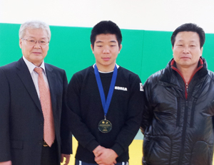 홍콩오픈 국제유도대회에서 우승한 덕원고 최인혁(가운데) 선수와 김홍주(왼쪽) 교장, 최창석 감독. 덕원고 제공