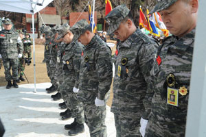 사진-포항특정지역경비사령부 지휘관들이 개토식에 앞서 호국영령들에 대한 묵념을 하고 있다. 신동우기자