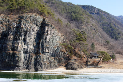 봉화에서 안동으로 갓 넘어온 낙동강은 퇴계 이황의 제자 금난수가 세운 고산정(孤山亭) 앞을 천천히 흐른다. 주변 경관이 뛰어나 안동 선비들의 내왕이 잦았다. 퇴계는 이곳 풍경을 