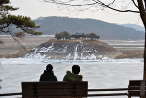 안동 도산면 의촌리 낙동강 강변에 있는 시사단(試士壇)은 