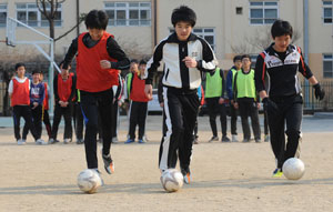 축구, 농구반 학생들이 방과 후 학교스포츠클럽 활동으로 각각 축구와 농구를 하며 즐거운 시간을 보내고 있다. 성일권기자